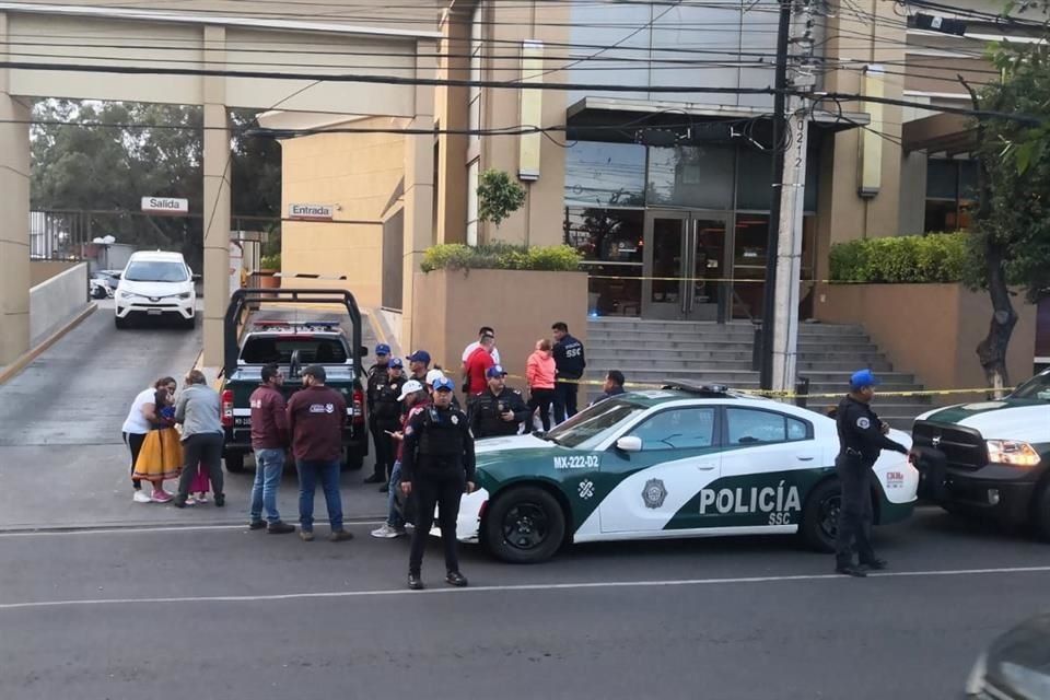 Asesinan a mujer a balazos afuera de restaurante, Othon de Mendizabal, colonia Nueva Industrial Vallejo, alcaldía Gustavo A. Madero.