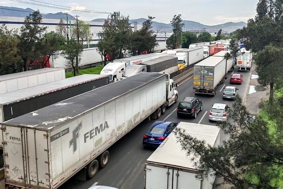 Las autopistas México-Querétaro y Chamapa-Lechería registran un colapso vial que ha dejado en algunos tramos el tráfico paralizado, con demoras que superan las dos horas, según usuarios.