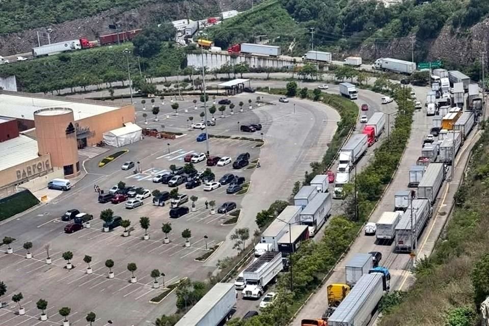 La Chamapa-Lechería registra un colapso vial que ha dejado en algunos tramos el tráfico paralizados.