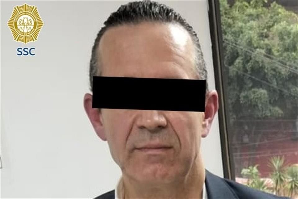 Rodrigo Orozco, abogado corporativo de una empresa, fue captado en un estado de  ira en una oficina de Polanco.