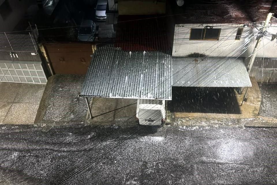 En la Colonia Pedregal de San Nicolás 4ta sección, el granizo se acumuló sobre los techos.