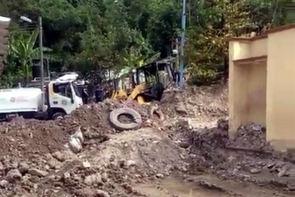 La retroexcavadora incendiada fue proporcionada por el Ayuntamiento de Chilpancingo y realizaba acciones de limpieza de escombros causados por el huracán 'Erick'.