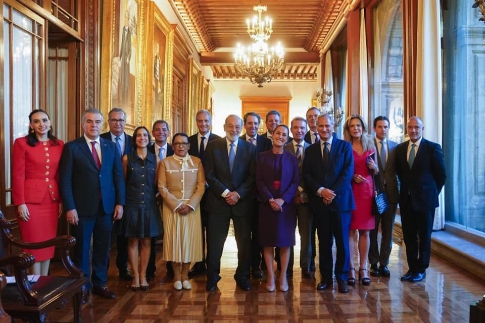 La Presidenta Sheinbaum recibió esta tarde a empresarios y funcionarios en Palacio Nacional para hablar de los avances del 'Plan México'.