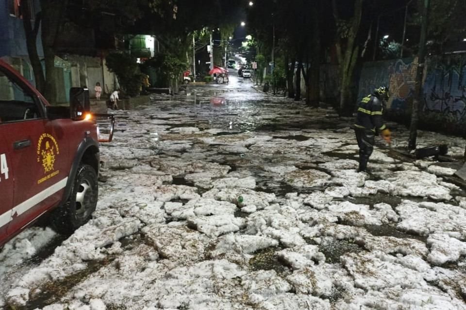 Bomberos atendieron un encharcamiento de 400 metros cuadrados en la Colonia Lomas de Padierna.