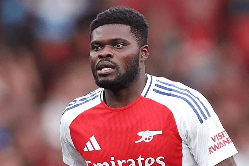 El ex centrocampista del Arsenal, Thomas Partey, fue acusado de cinco cargos de violación, informó la Policía británica.