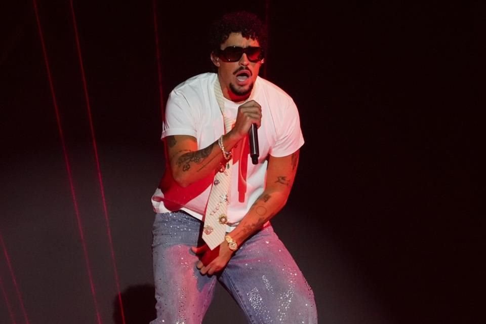 Bad Bunny se presenta durante los iHeartRadio Music Awards en Los Ãngeles el 17 de marzo de 2025.