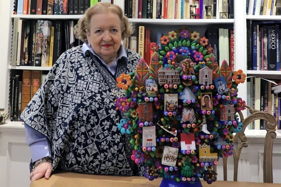 Cándida Fernández junto al árbol de la vida del artesano de Metepec Óscar Soteno que representa los frutos cosechados por la exdirectora de Fomento Cultural Banamex.