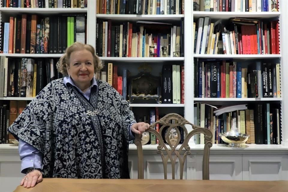 Amante del arte popular, Cándida Fernández también lo lleve puesto: luce en esta imagen una capa de Hueyapan, Puebla, tejida en telar de cintura, teñida con añil y bordada con punto de cruz, que complementa con un broche de Cusco, Perú.