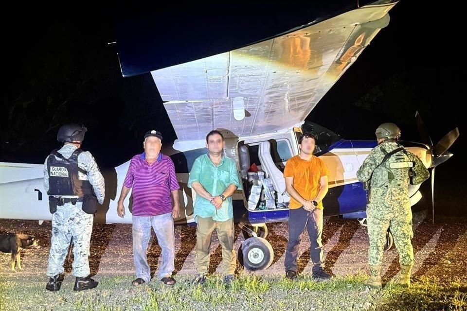 Una operación coordinada de fuerzas federales resultó en el aseguramiento de 427 kilogramos de cocaína en una avioneta localizada en una pista ilegal en Tecomán, Colima.