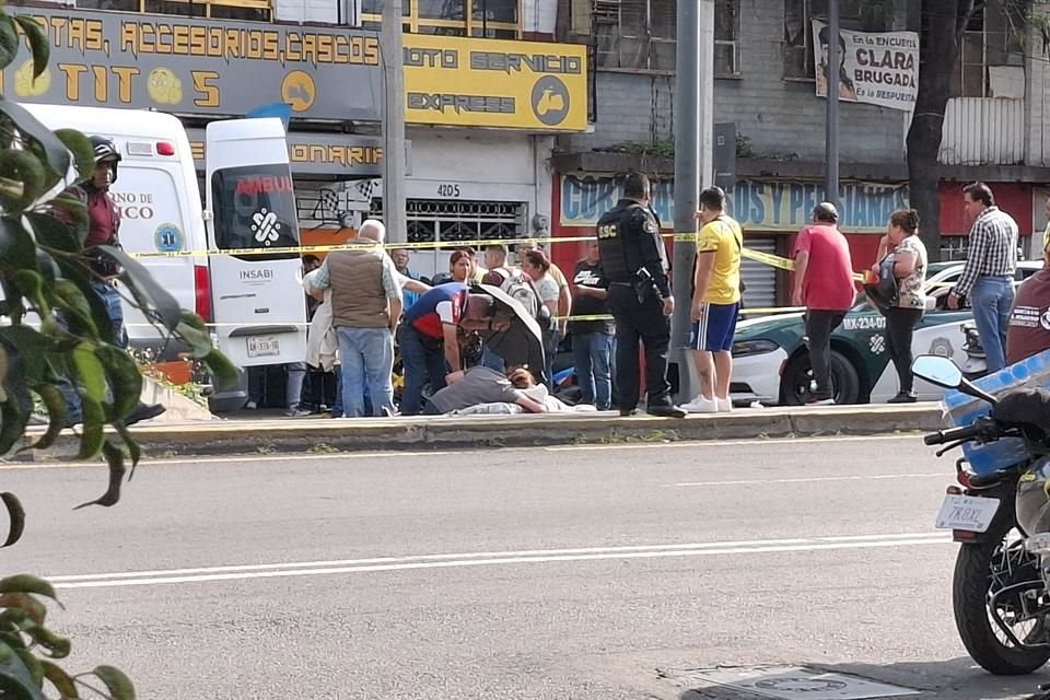 Los vecinos contaron que el conductor de la moto perdió el control al arrollar al indigente y cayó muerto por un golpe en la cara.