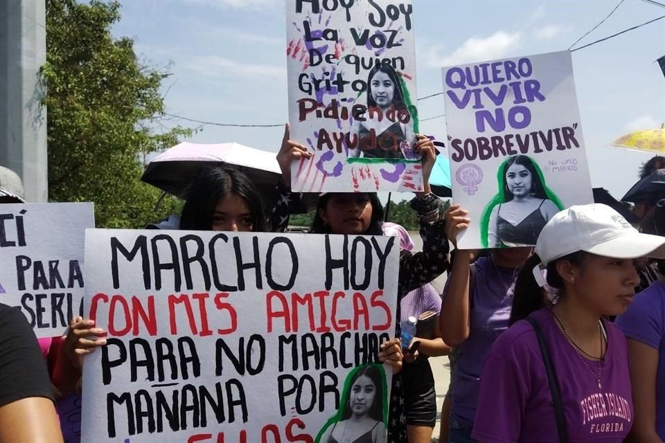 Mujeres bloquearon la Carretera federal Acapulco-Zihuatanejo, en Guerrero, para exigir justicia al Gobierno Estatal y castigo a los agresores de Yosmara Genchim, ocurrido en Coyuca de Benítez.