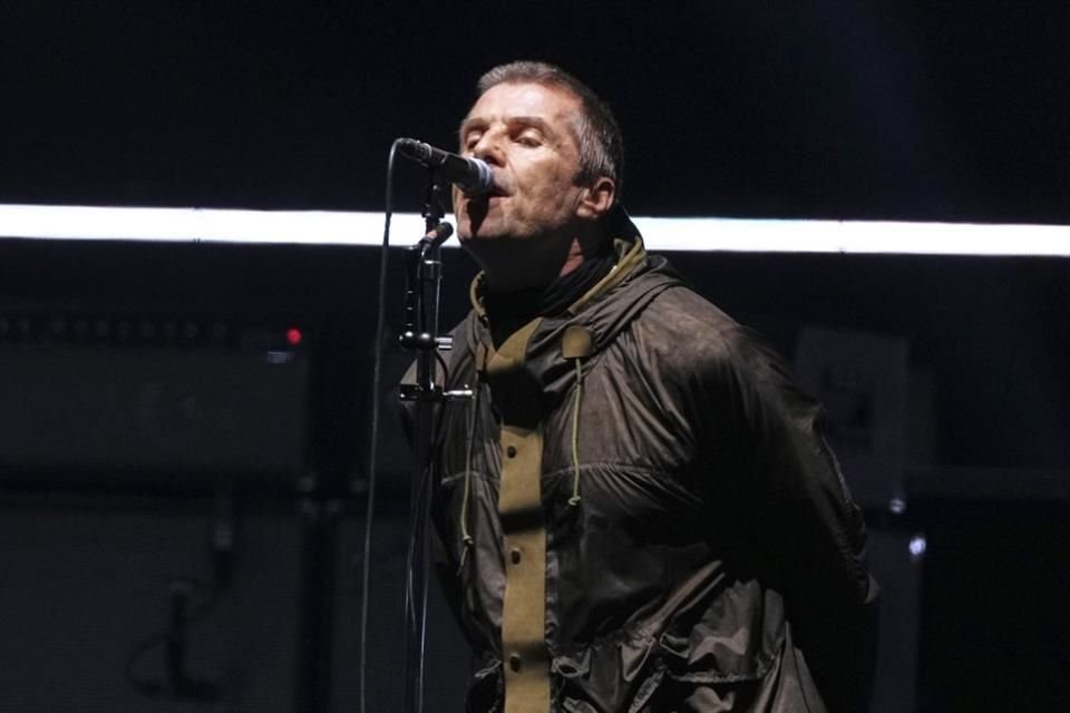 'Hay ambiente de Mánchester por aquí', dijo Liam Gallagher, líder de la banda de esa ciudad del norte de Inglaterra, ante una entusiasta muchedumbre de 74.000 personas.