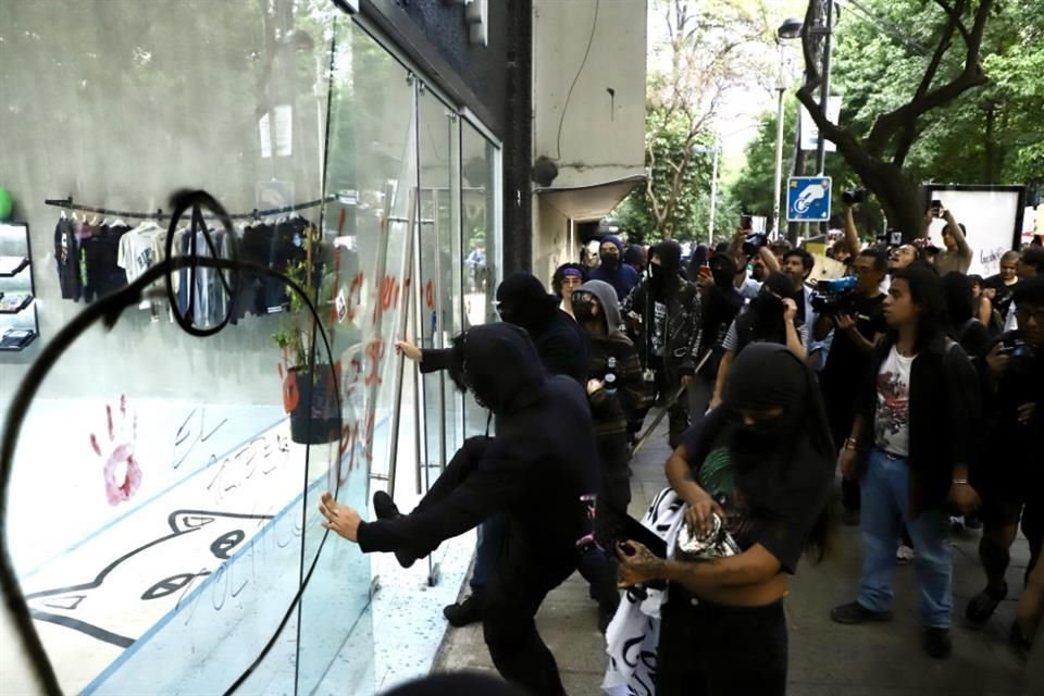 Policías evitaron intervenir en los actos de vandalismo durante la marcha que continuó hacia Paseo de la Reforma.