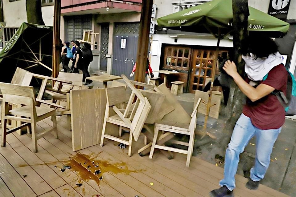 Lanzando petardos y objetos, manifestantes que se oponen a la gentrificación, vandalizaron ayer comercios.