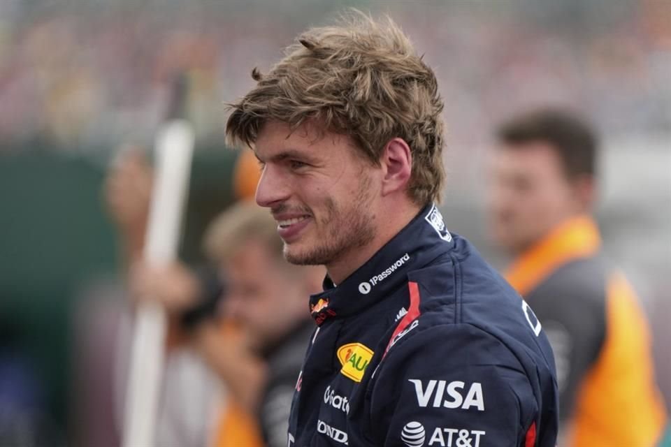Verstappen sonríe tras ganar la posición de honor en la parrilla.