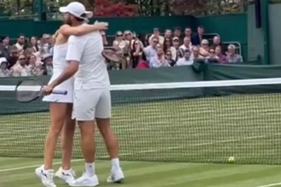 Santiago González festeja junto a su pareja en Wimbledon.