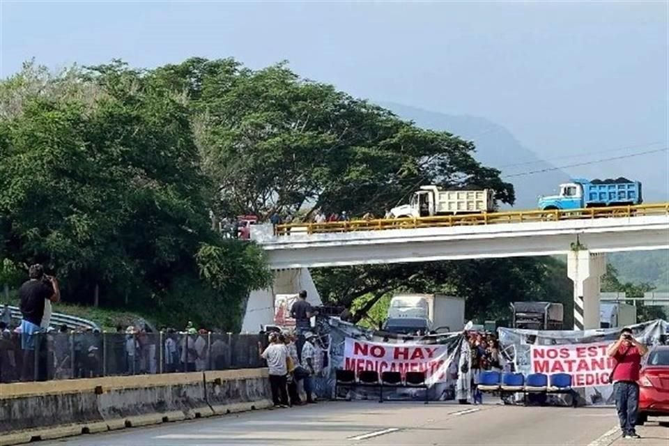 Pobladores de varias localidades rurales de Acapulco, Guerrero cerraron la Autopista del Sol y la carretera federal Acapulco-México para exigir a las autoridades abasto de medicamentos.