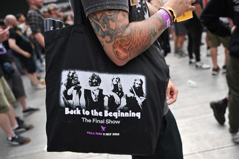 Algunos fans llegando al concierto de despedida de Black Sabbath en Birmingham.