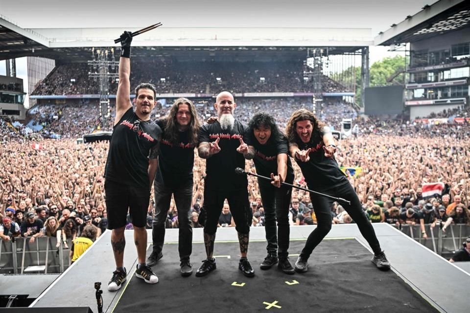 Miembros de la banda de Rock 'Anthrax' se despiden del concierto en el estadio de Villa Park de Aston, Birmingham.