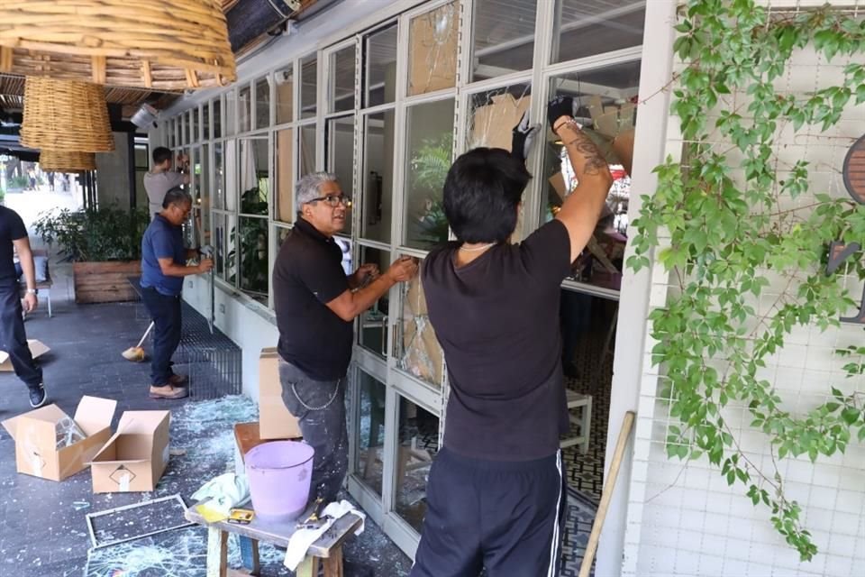 En el Café Toscano una trabajadora resultó lesionada durante la agresión. 