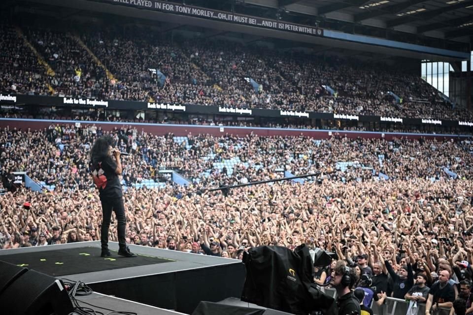 Joey Belladonna, Miembro de la banda Anthrax', en concierto durante su presentación en el 'Back to the beginning'