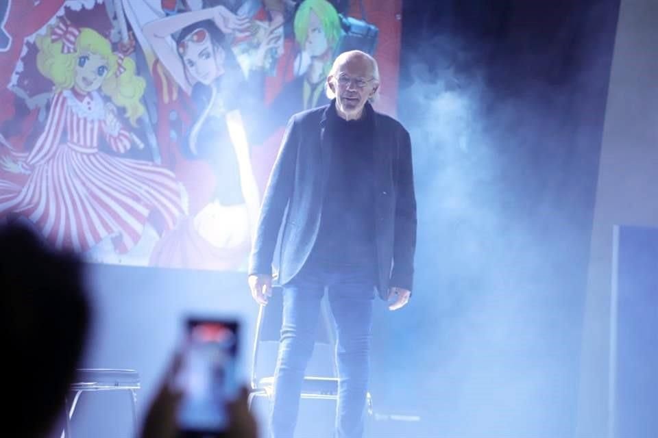 A pesar de sus 86 años de edad, el actor mostró mucha energía, cuando apareció en el escenario a las 13:00 horas con su característico carisma y entusiasta personalidad.