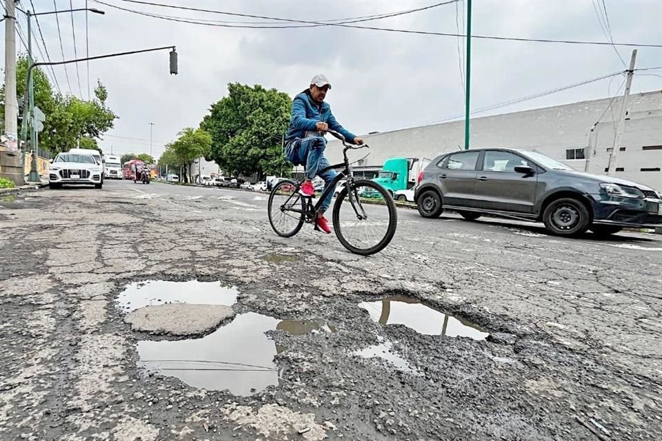 Pese a objetivo de tapar 42 mil hoyos en 56 colonias de CDMX, ni en donde arrancó 'Bachetón', se han podido cubrir todos los pozos.