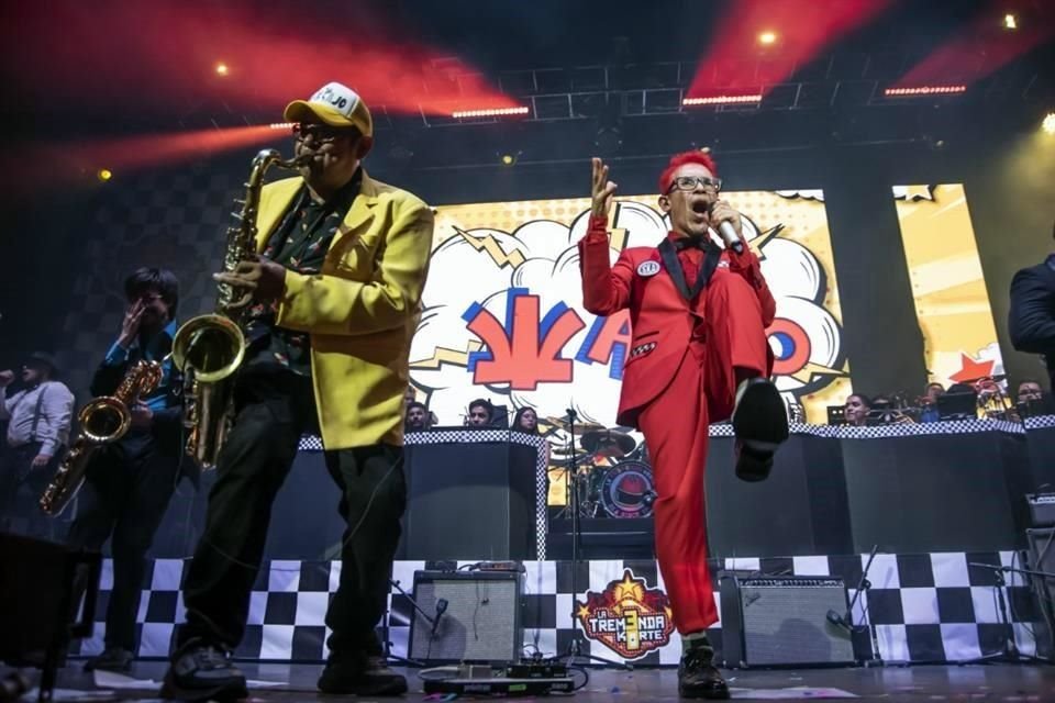 La Tremenda Korte brindó tres horas de concierto en el Teatro Metropólitan, con una treintena de músicos e invitados.
