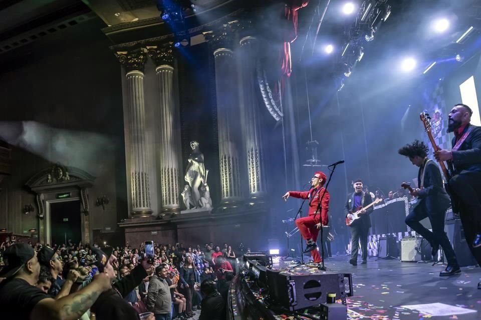 Las Ultrasónicas y Madame Recamier encendieron el escenario como invitadas especiales de La Tremenda Korte, en una noche de fiesta, memoria y música.