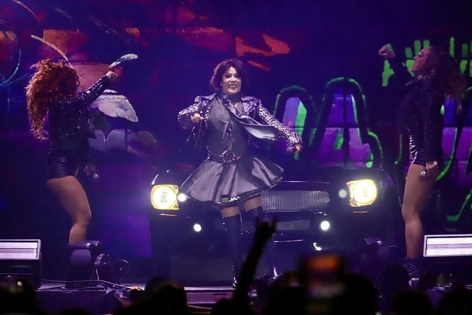 Con su Brilla Tour, Alejandra cantó casi tres horas en la Arena CDMX.