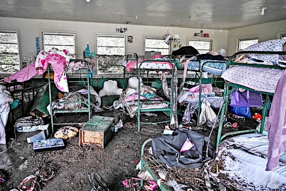 Yüzlerce itfaiyeci kayıp kişileri ararken, Camp Mystic'ten gelen görüntüler Kerr'deki taşan Guadalupe Nehri'nin yol açtığı yıkımı gösteriyor.