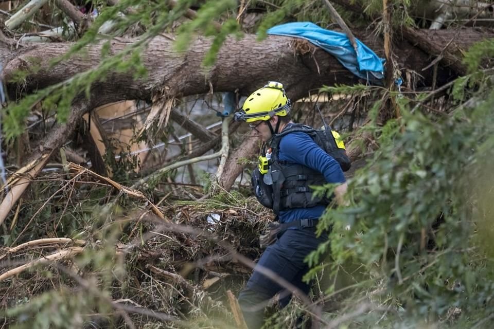 Cifra de muertes por inundaciones en Texas, se elevan a 81, confirmaron autoridades; mientras rescatistas siguen búsqueda de desaparecidos.