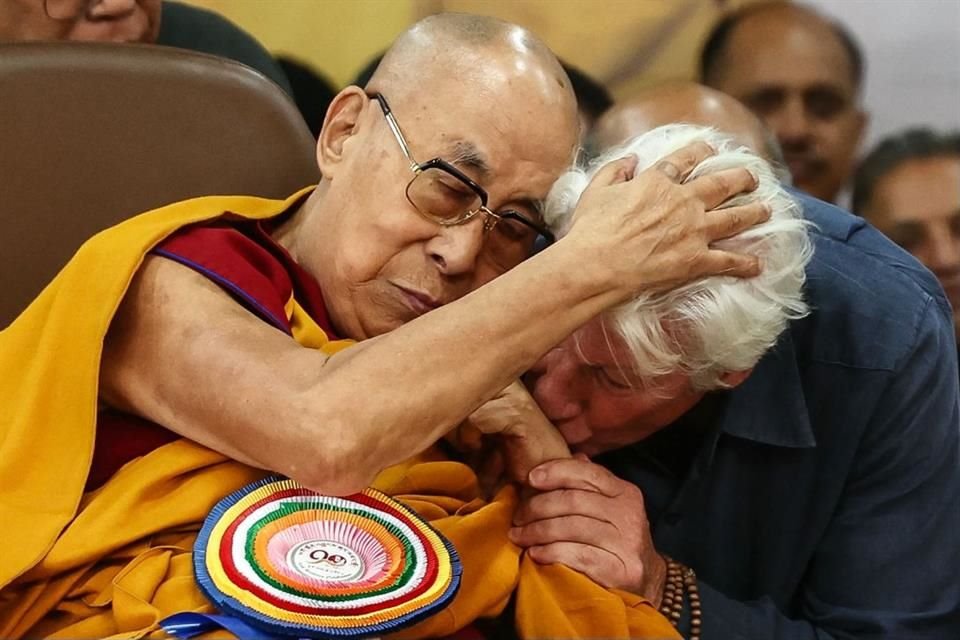Gere subió al podio para declarar que era un 'día de alegría para celebrar esta vida extraordinaria'.