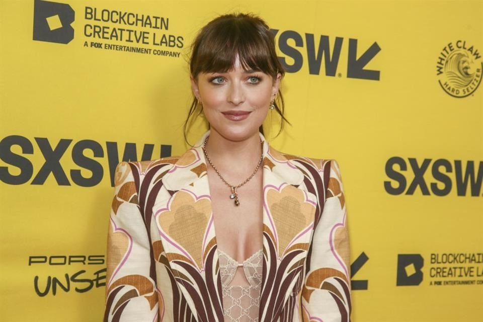 La actriz Dakota Johnson, que promueve 'Amores Materialistas', alista su debut como directora de la mano de su casa productora, TeaTime Pictures.
