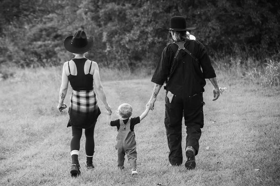 En 2022, Kelly confirmó su romance y desde entonces han sido muy unidos. Tienen un hijo en común, llamado Sidney, que nació ese mismo año.