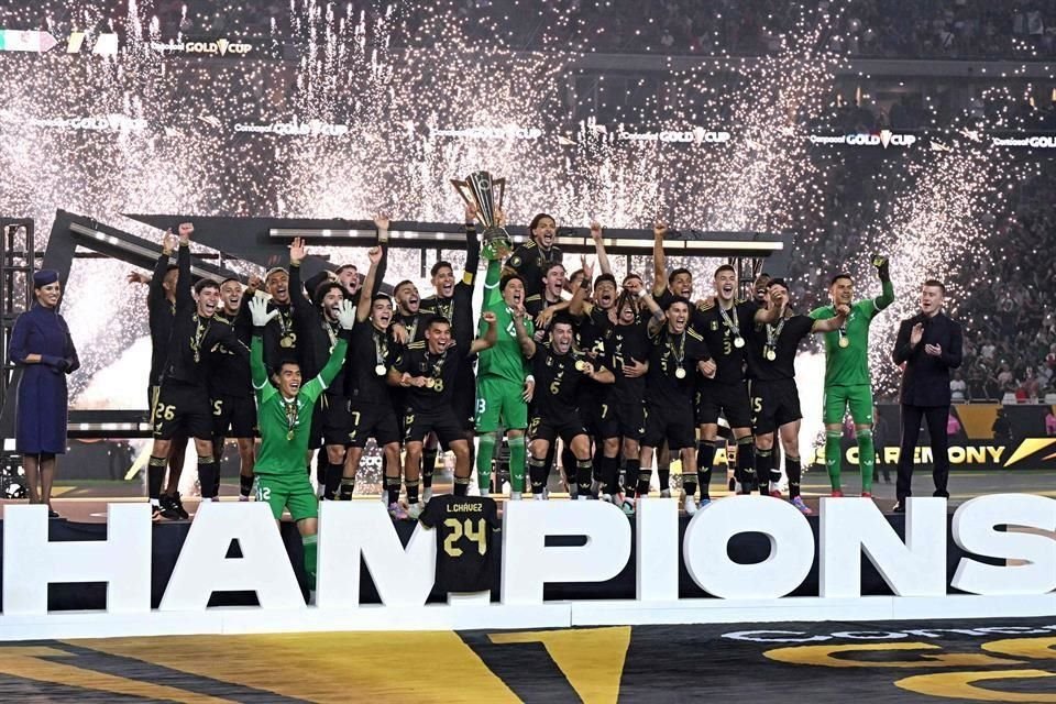México levantó su bicampeonato de Copa Oro y en un gesto especial, Guillermo Ochoa levantó el trofeo y la playera de Luis Chávez está presente.