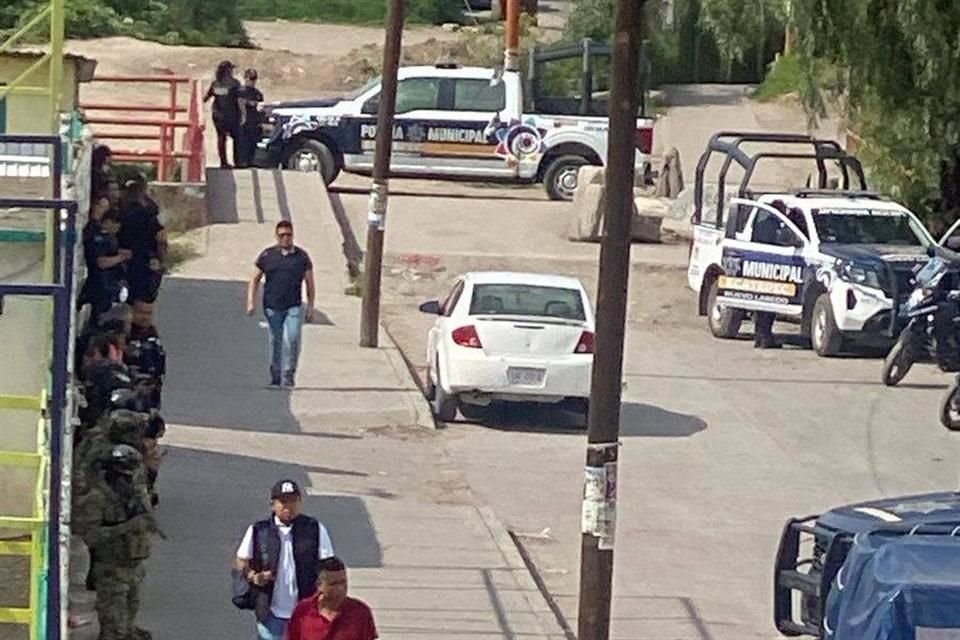 Policías municipales y elementos del Ejército acudieron a levantar el cuerpo e iniciar las investigaciones.