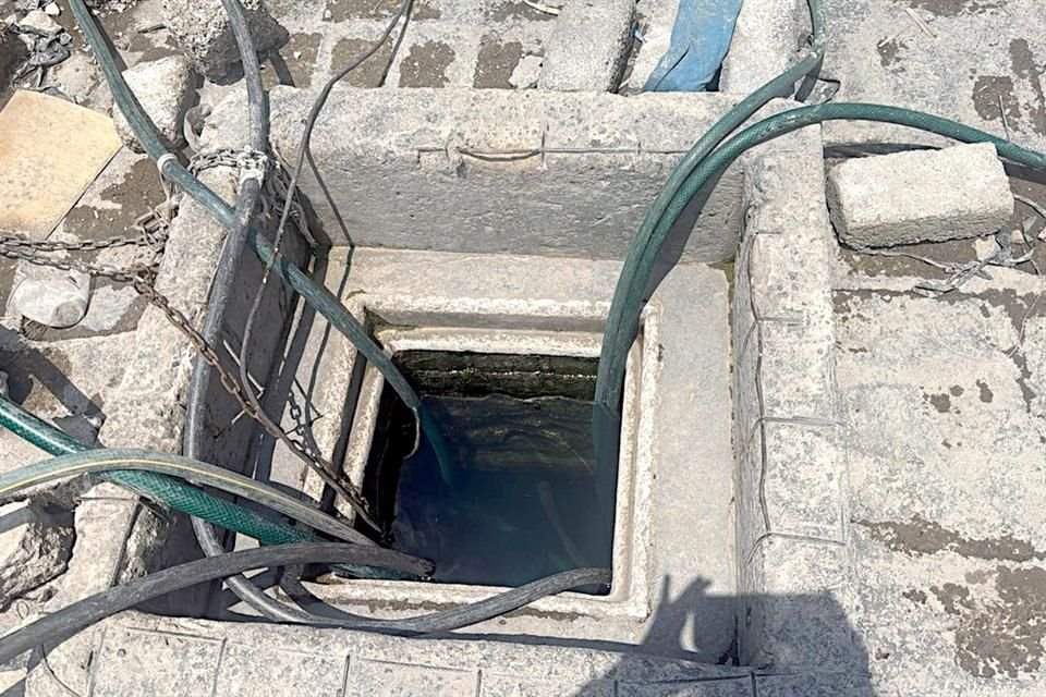 En la toma clandestina hallaron además cables conectados a un poste de la CFE para bombear el líquido.