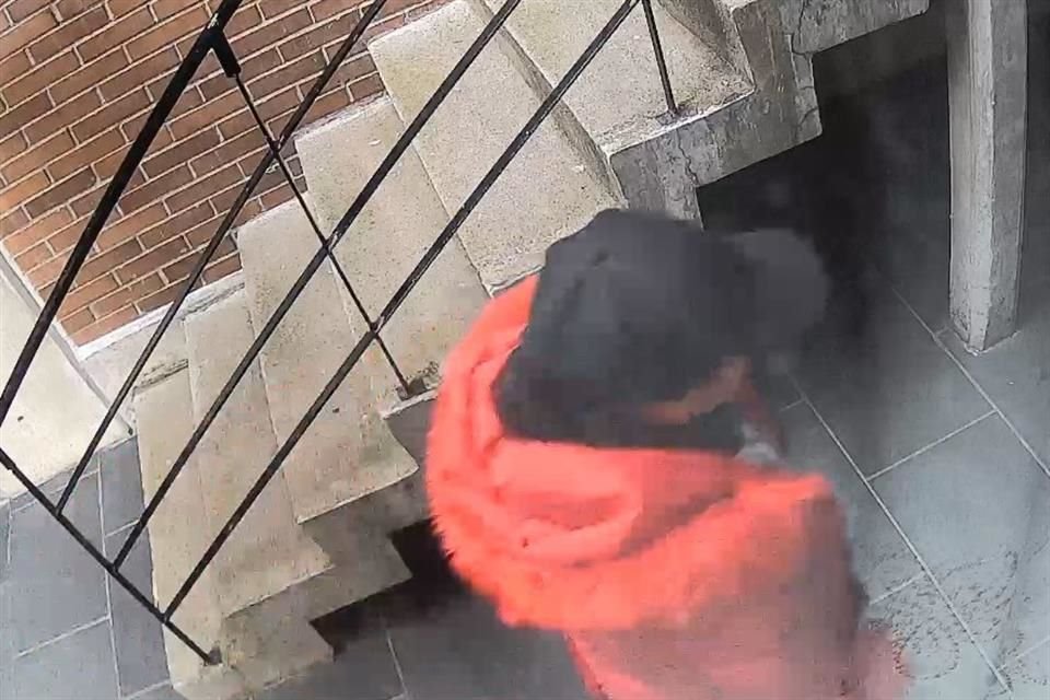 La mujer intentó bajar muebles por el elevador, pese a que esto no está permitido.