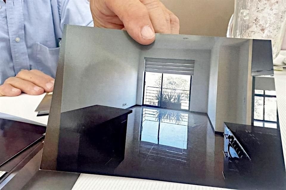 Raúl muestra la foto del departamento que suma años invadido en el edificio de la Colonia Niños Héroes.