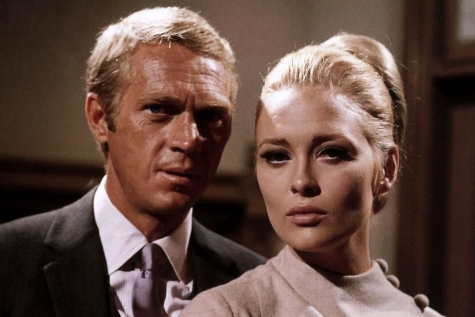 Estrenada en 1968 y dirigida por Norman Jewison, El Caso Thomas Crown presentaba a Steve McQueen como un ladrón de arte que se enamora de una investigadora de seguros.