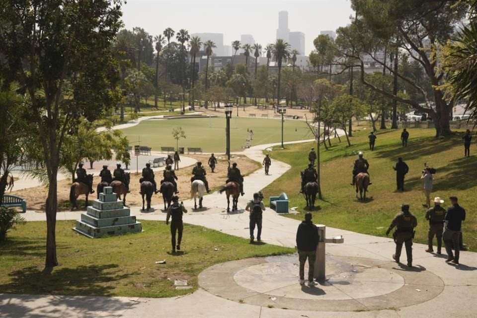 Agentes participan en una redada en el Parque MacArthur, en Los Ángeles, el 7 de julio del 2025.