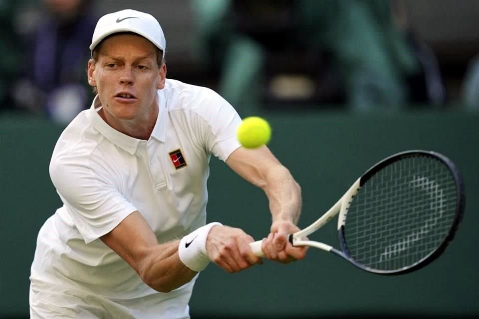 Jannik Sinner estaba dos sets abajo en el duelo ante Dimitrov y además también tuvo que ser atendido por lastimarse el codo tras una caída.