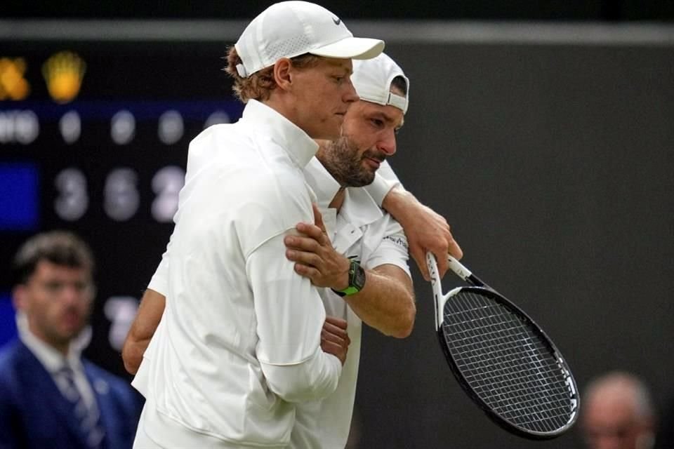 Jannik Sinner acompañó en todo momento a Dimitrov y lo abrazó una vez que se oficializó que no podía continuar el partido.