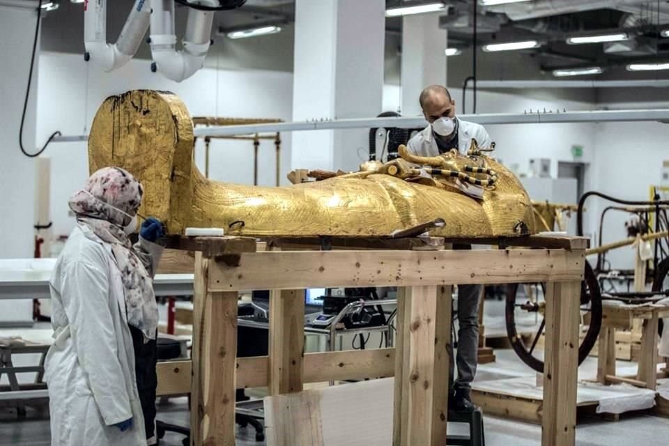 El ataúd dorado de Tutankamón, trasladado desde su tumba en Luxor, ha sido uno de los trabajos más complejos de restauración.