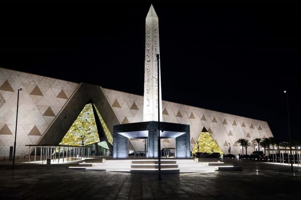 El obelisco de Ramsés II sobresale en la fachada del Gran Museo Egipcio en Giza, un proyecto de mil millones de dólares.