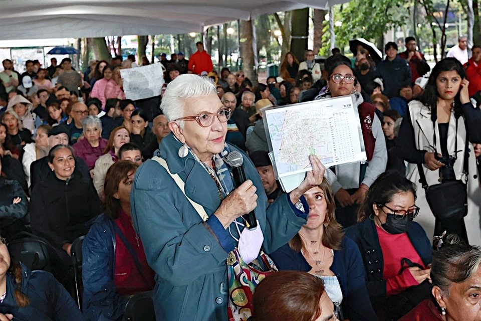 Cerca de 200 vecinos de la zona Roma-Condesa acudieron ayer a la asamblea con autoridades.  