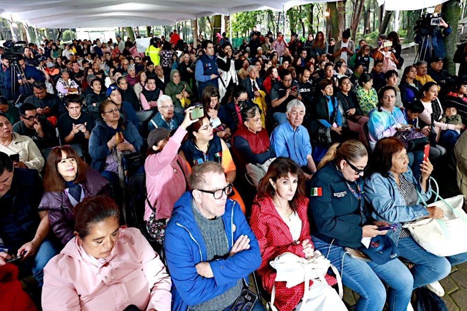 Vecinos de la Roma-Condesa se reunieron con autoridades de la CDMX, encabezadas por el Secretario de Gobierno, César Cravioto.