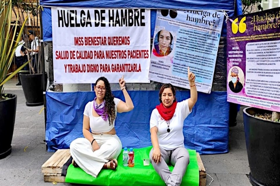 Dos trabajadoras iniciaron una huelga de hambre que se mantenía hasta las 22:00 horas de ayer.