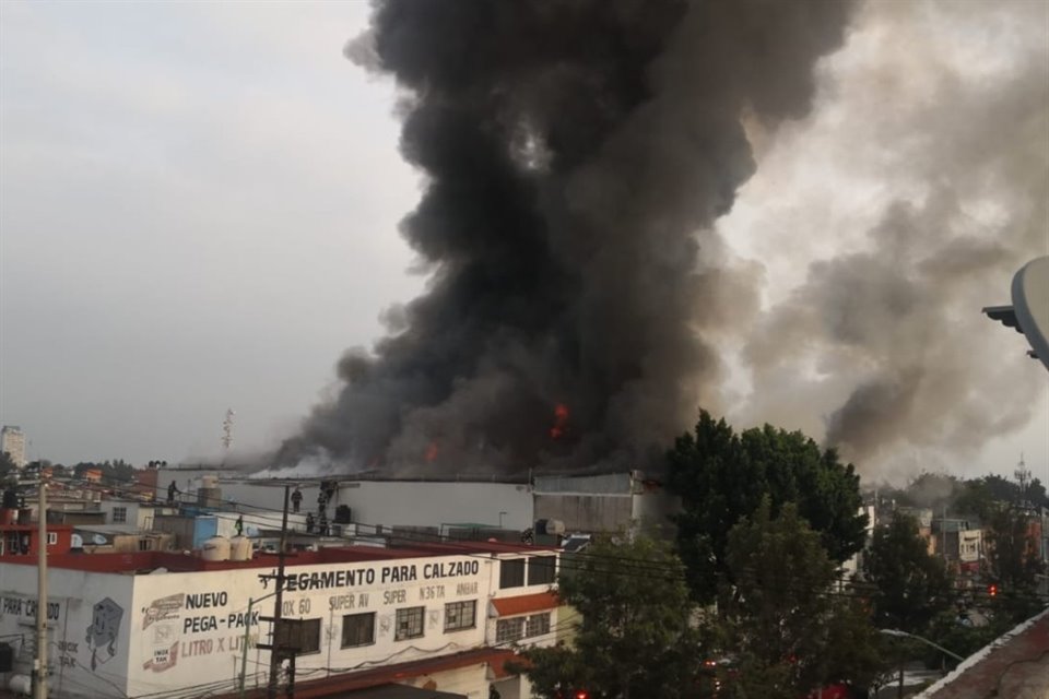 Bomberos de la CDMX atienden el incendio de una bodega en la Colonia Morelos, Alcaldía Cuauhtémoc.